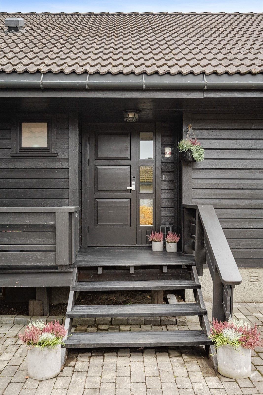 Praktisk med kodelås montert på ytterdøren, utebelysning i himlingen og ringeklokke montert på ytterveggen. Galleribilde