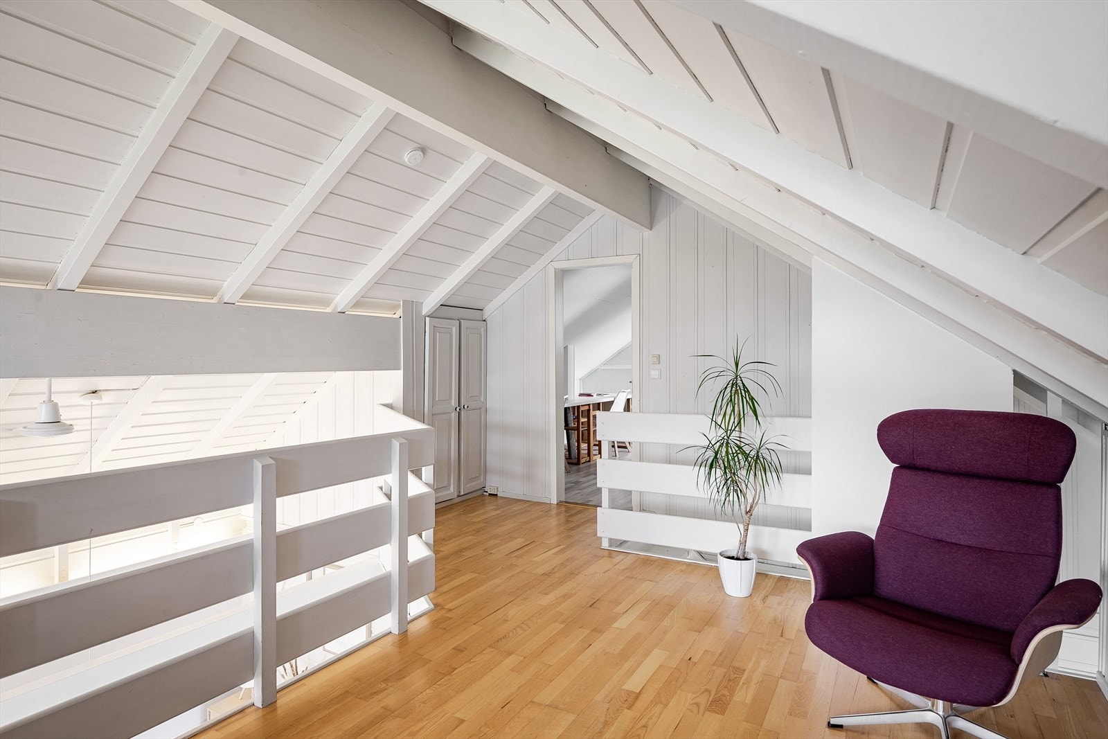 Loftstuen har parkett på gulv, lyamalte overflater og et plassbygget garderobeskap. Galleribilde