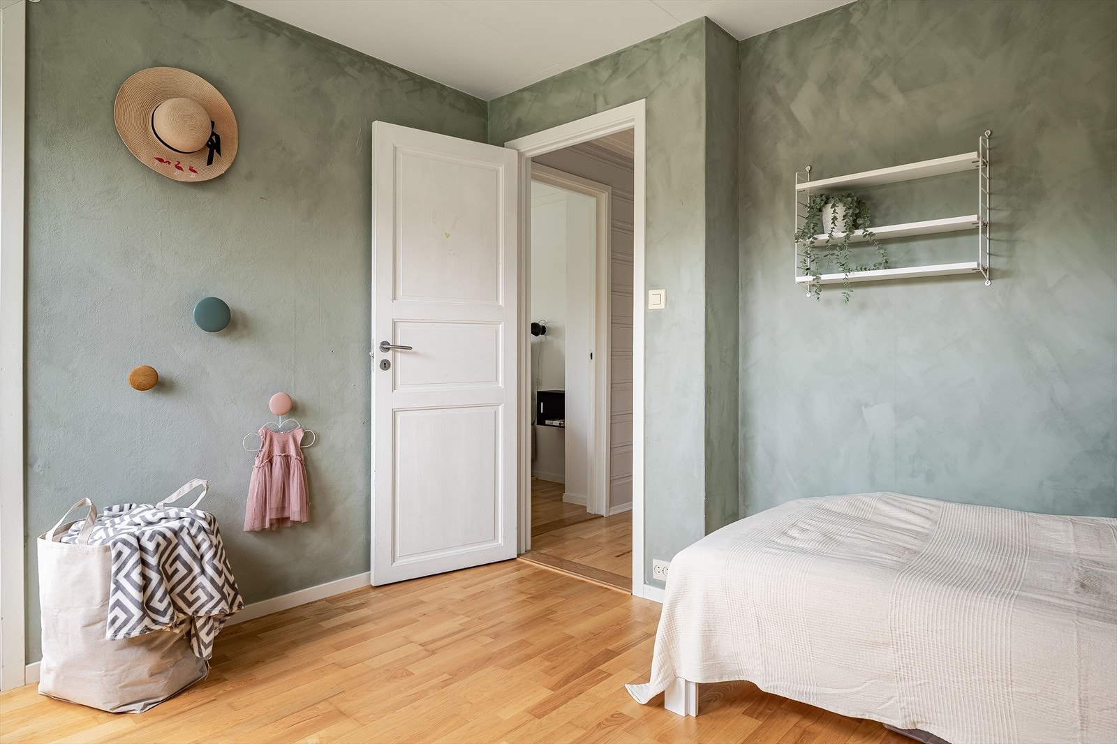 Soverommet har parkett på gulv og overflater i innbydende farger malt med stilig kalk-maling. Galleribilde