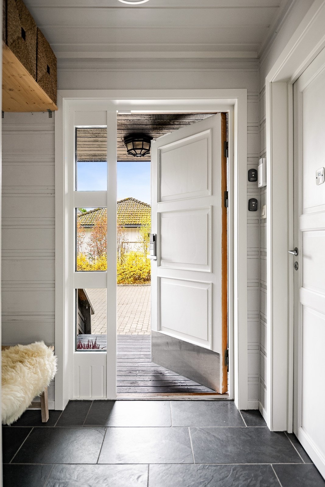 Når du entrer boligen kommer du inn i en lys og praktisk entré med flislagt gulv og lysmalte overflater. Galleribilde