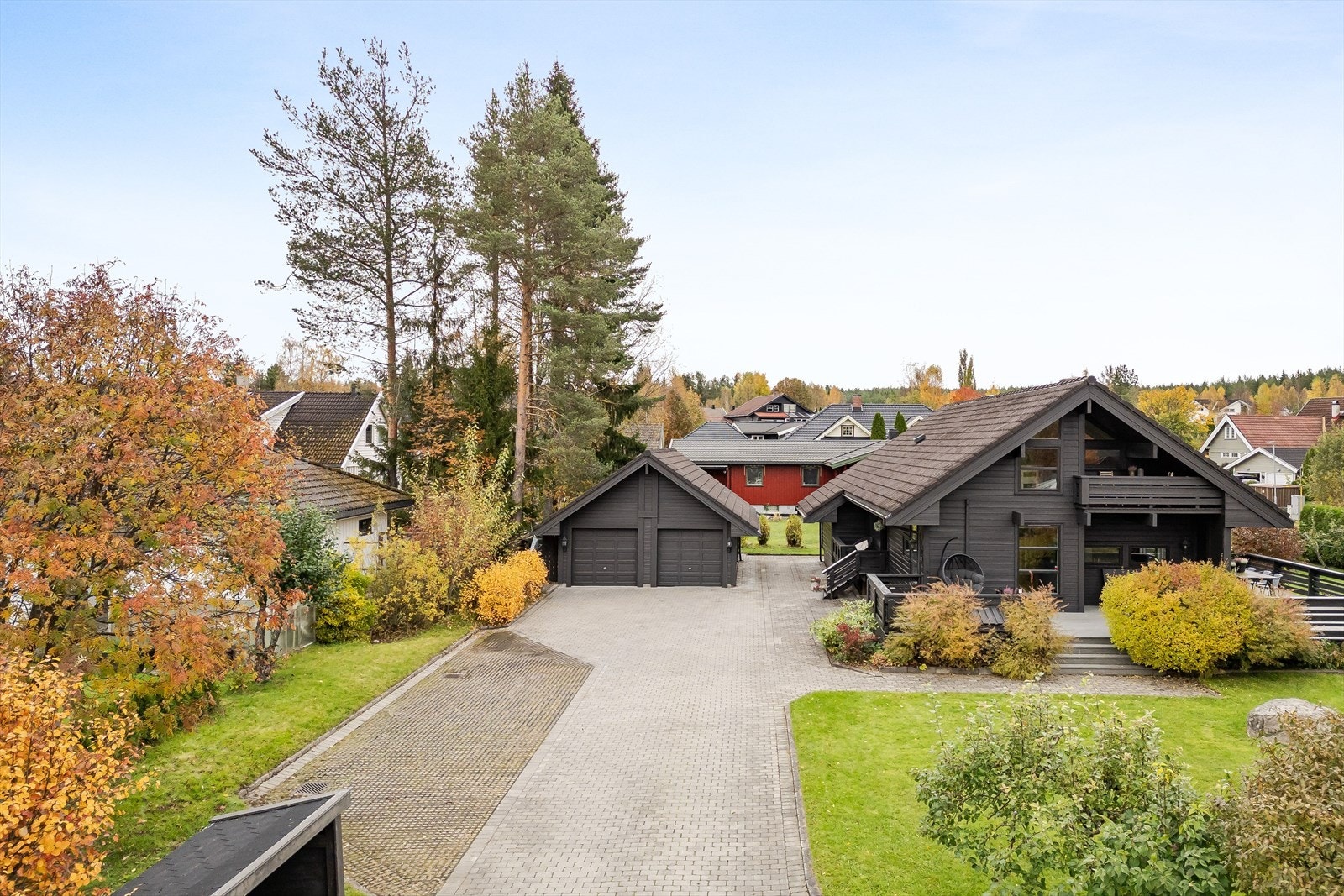 Eiendommen er bebygd med en arkitekttegnet enebolig fra 1986. Eiendommen er også bebygd med en dobbeltgarasje på 49m² som består av garasje med elbil-lader og 2 boder hvorav den ene er innredet som trimrom. Galleribilde