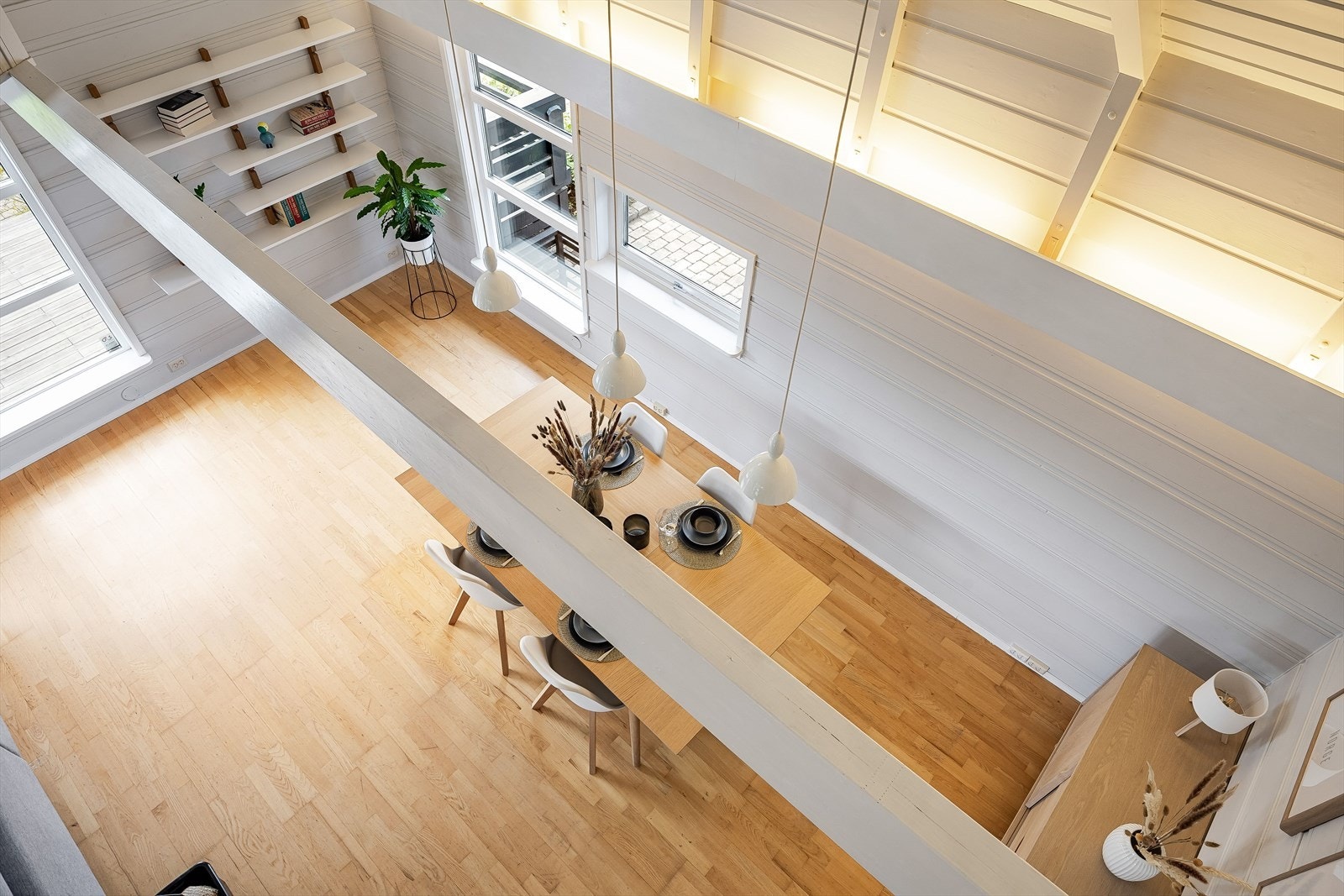 Fin og sosial løsning med åpent ned til stuen i 1. etasje. Galleribilde