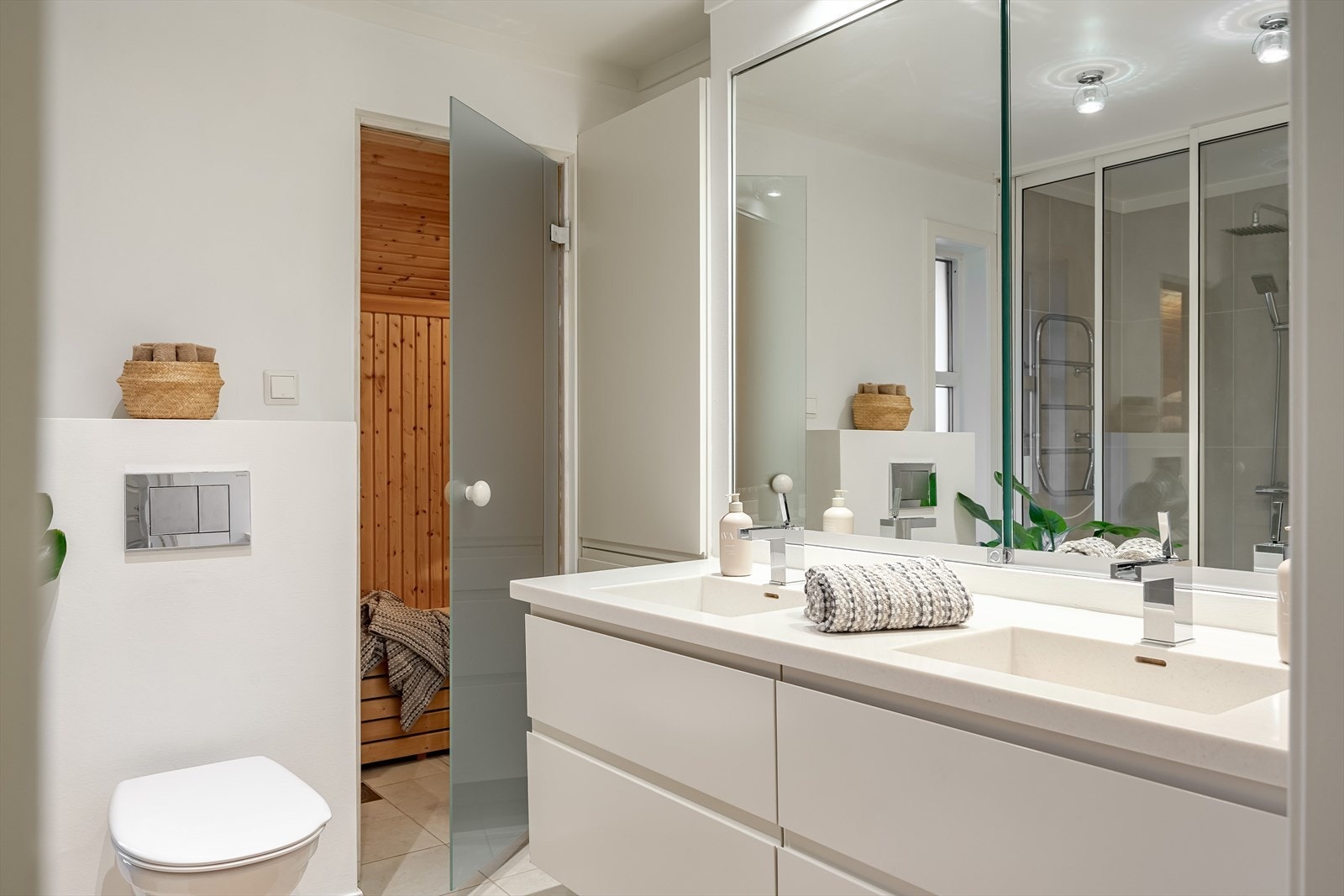 Baderommet er også utstyrt med vegghengt toalett. Galleribilde