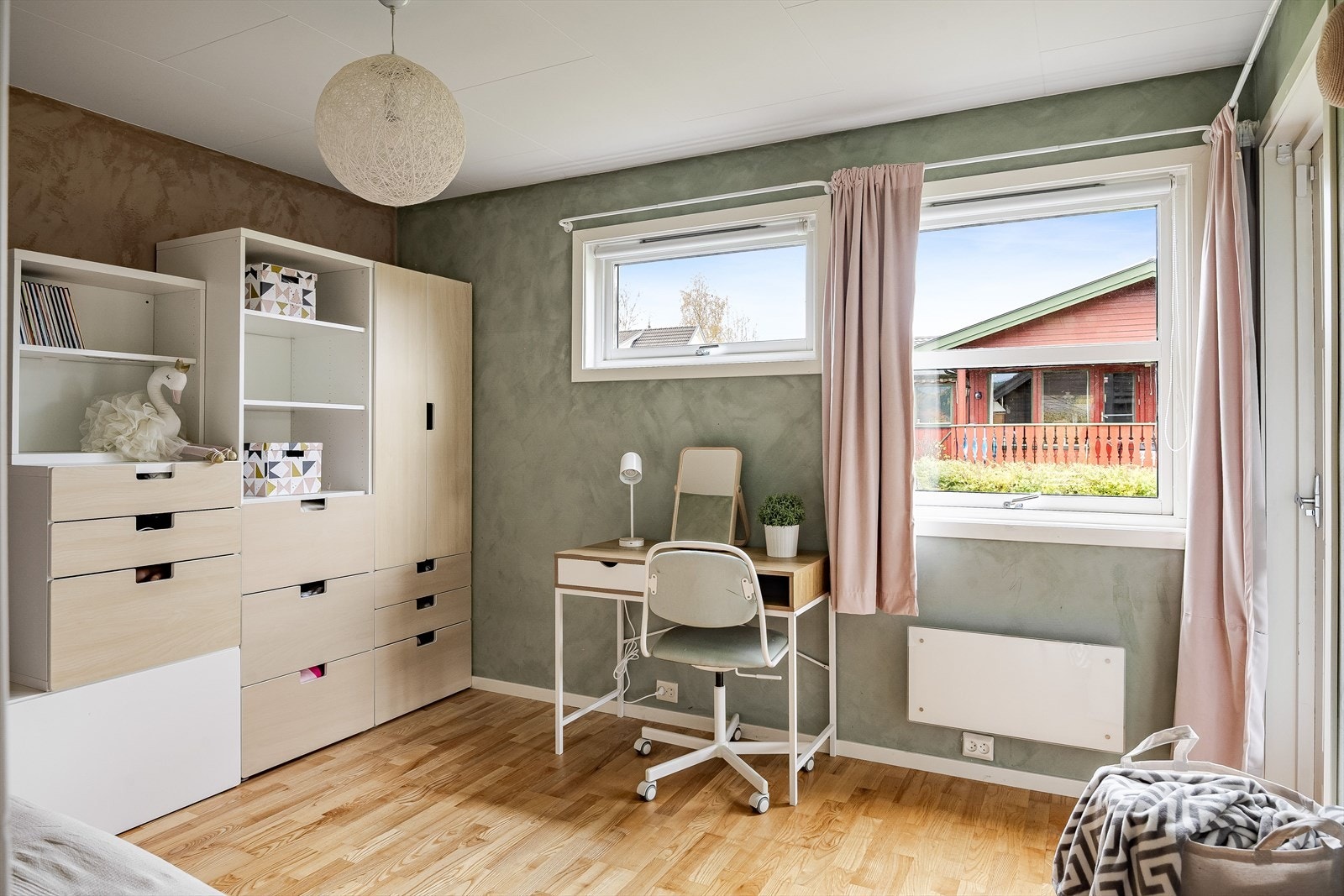 Soverom 2 er også et lyst og fint rom som ligger i 1. etasje. Galleribilde