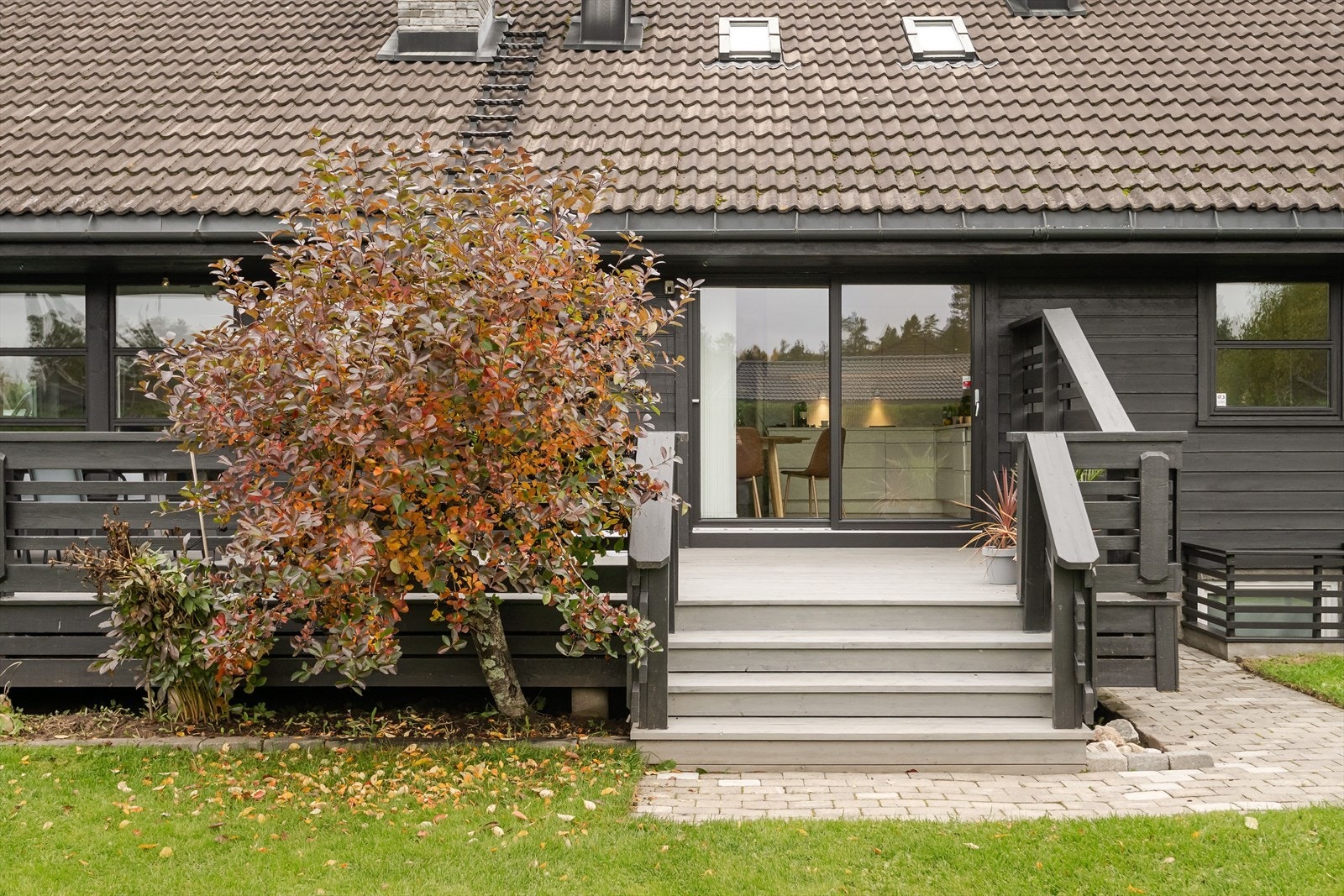 Fra terrassen er det en bred trapp ned til hagen. Galleribilde