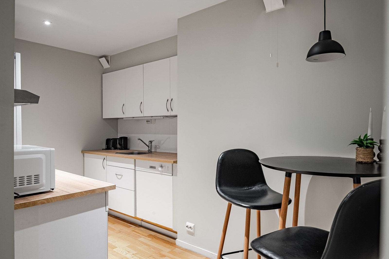 Kjøkken av nyere dato i hybeldelen. Galleribilde