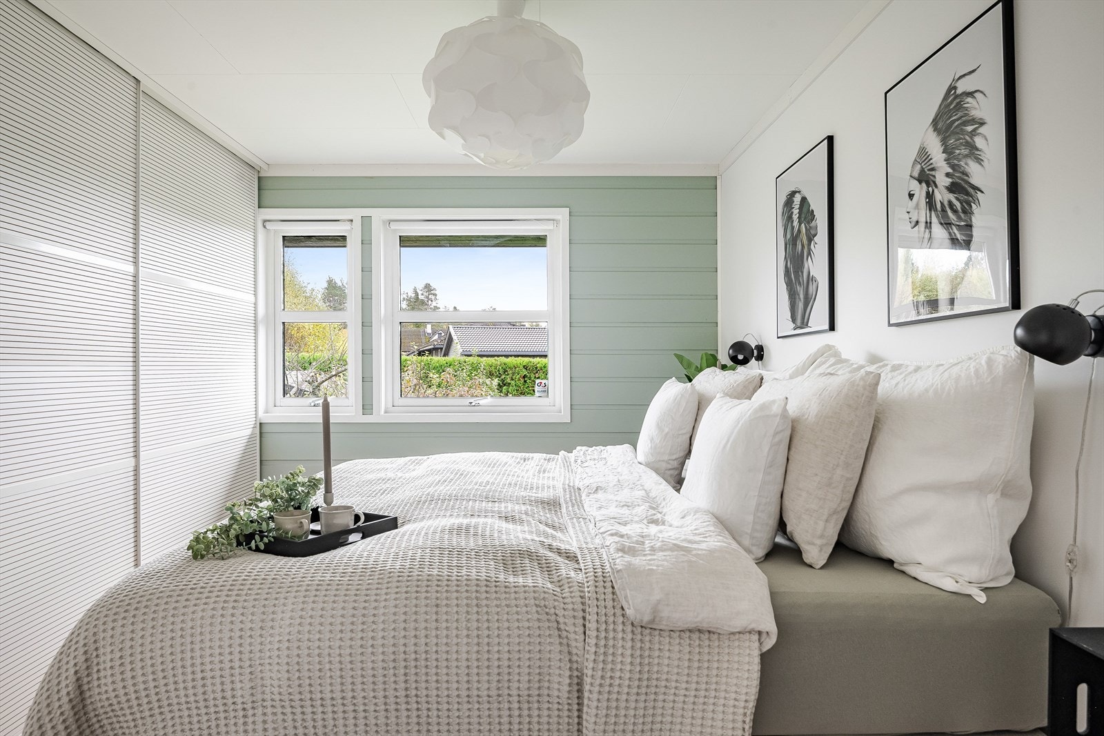 Lyst og innbydende soverom 1 med parkett på gulv og fine vinduer som slipper inn naturlig lys. Galleribilde