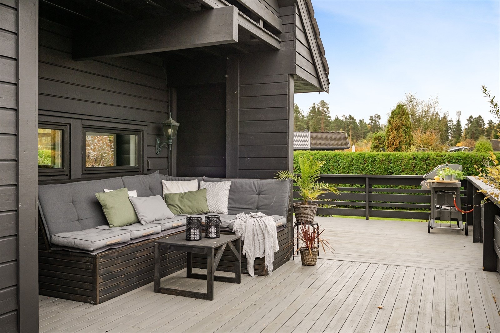 Terrassen er delvis overbygget, har impregnerte terrassebord på gulv og utebelysning. Galleribilde