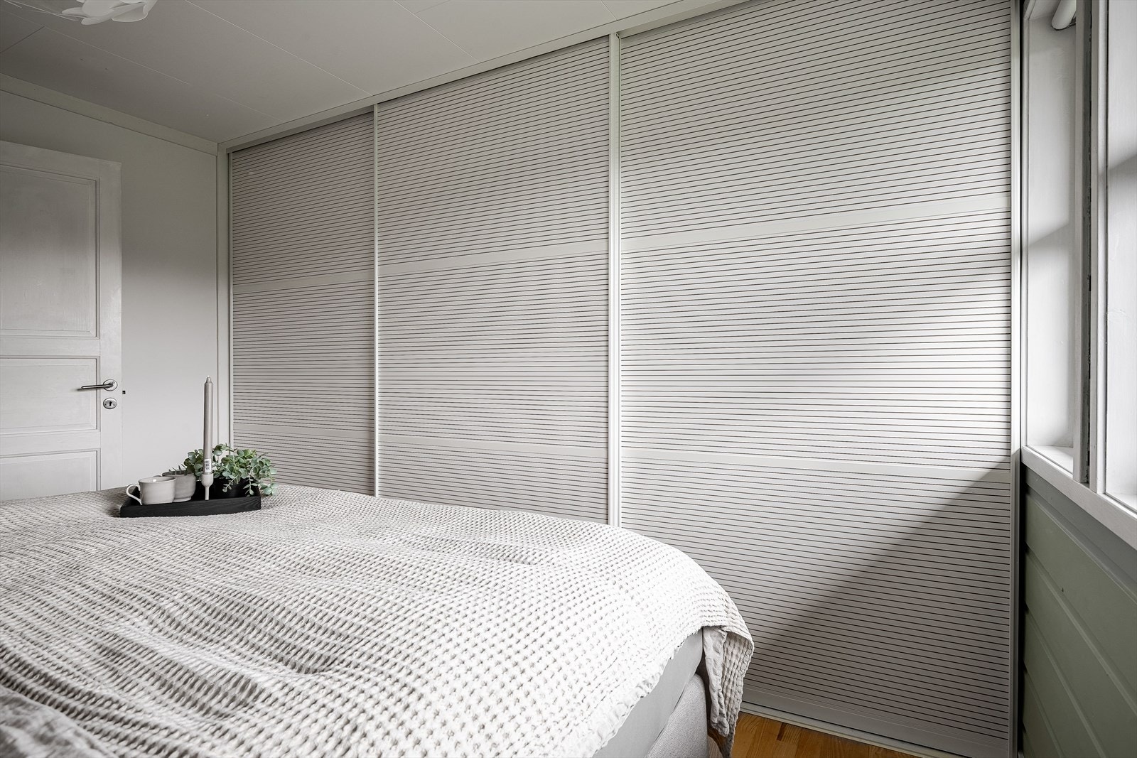 Rikelig med oppbevaringsplass i stor plassbygget skyvedørsgarderobe langs hele den ene veggen. Galleribilde