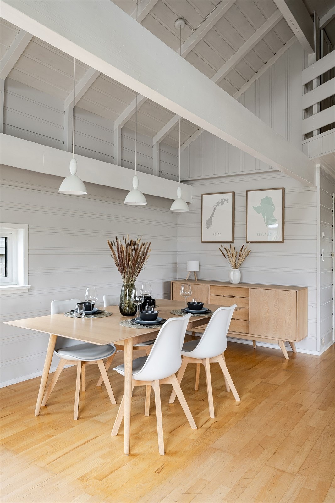 Her kan du enkelt dekke opp til langbord og invitere til hyggelige selskap! Galleribilde