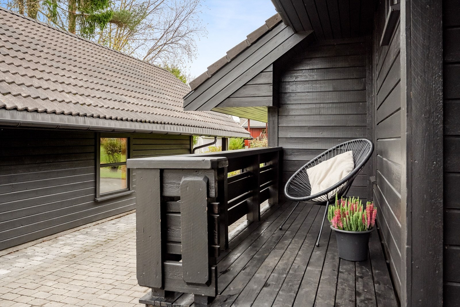 Du ønskes velkommen inn via et delvis inntrukket inngangsparti med en koselig terrasse. Galleribilde