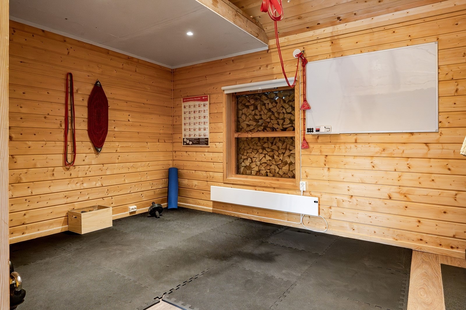 Garasjen har et areal på totalt 49m² og består av dobbeltgarasje og 2 boder hvorav den ene er innredet som trimrom. Galleribilde