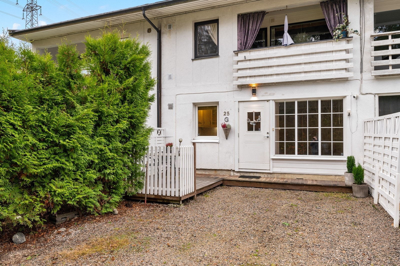 Leiligheten har egen inngang og en uteplass mot syd ved inngangspartiet. Galleribilde