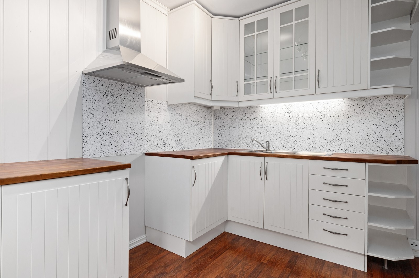 Kjøkkenet har rikelig med skapplass og nylig behandlede benkeplater i heltre. Galleribilde