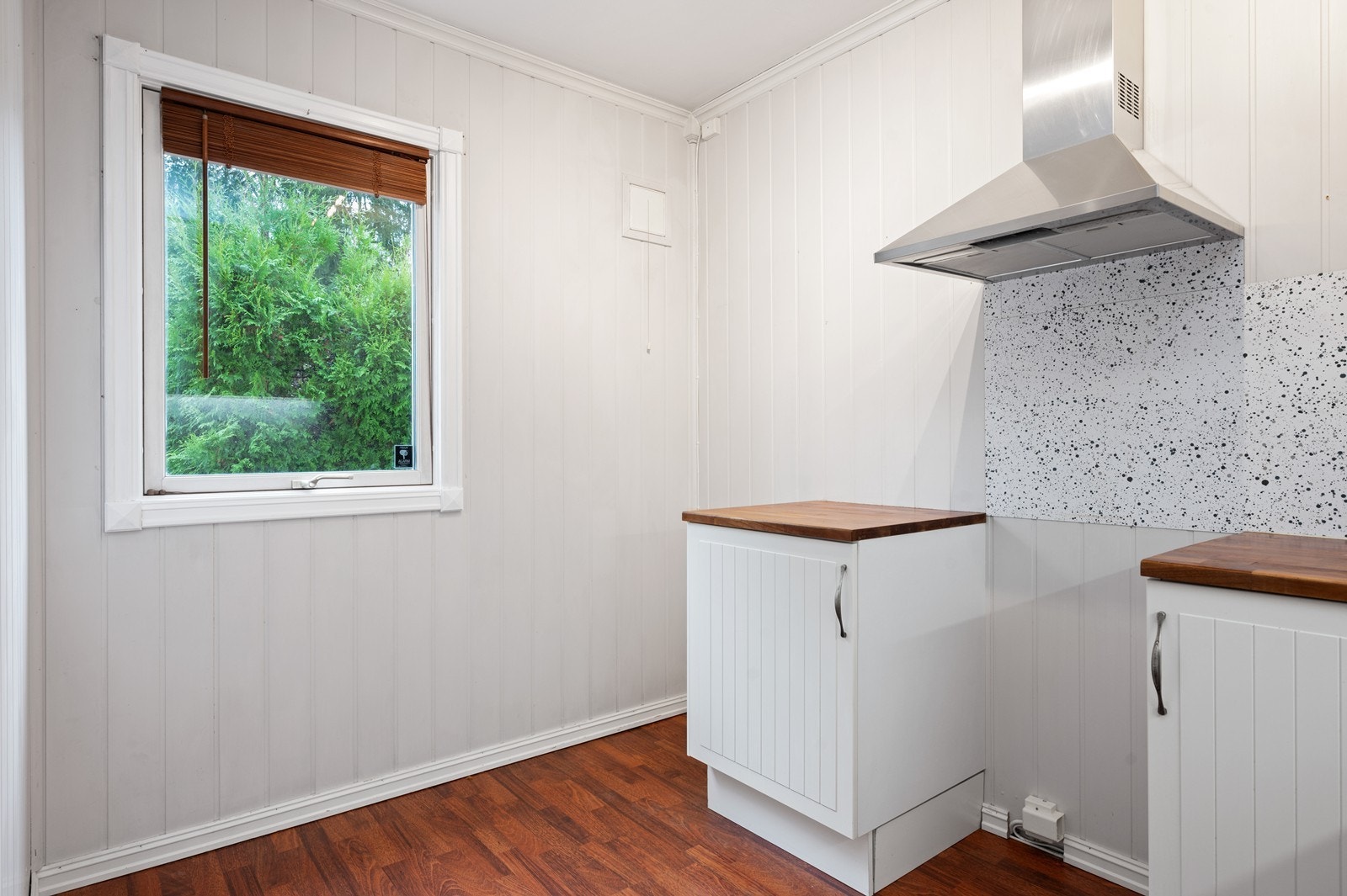 Kjøkkenet er utstyrt med ventilator med kullfilter. Galleribilde