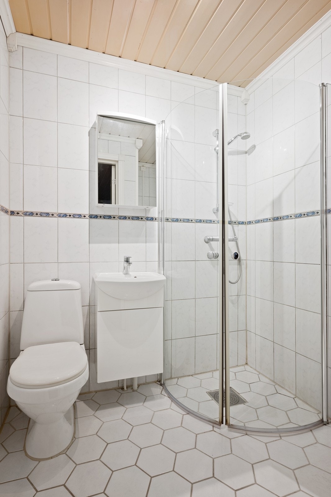 Her er det opplegg for vaskemaskin og avtrekksvifte med fuktighetssensor. Galleribilde