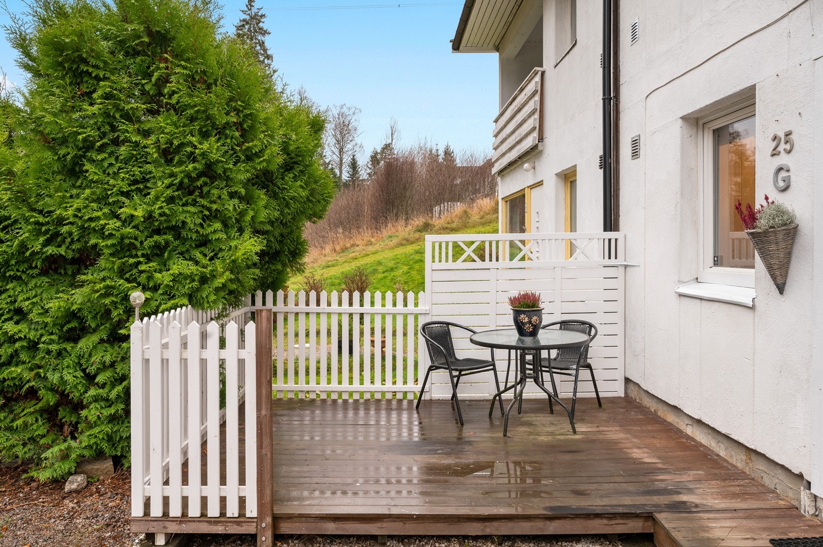 I tillegg disponeres en sydvendt terrasse på 9 m² i impregnerte materialer. Galleribilde