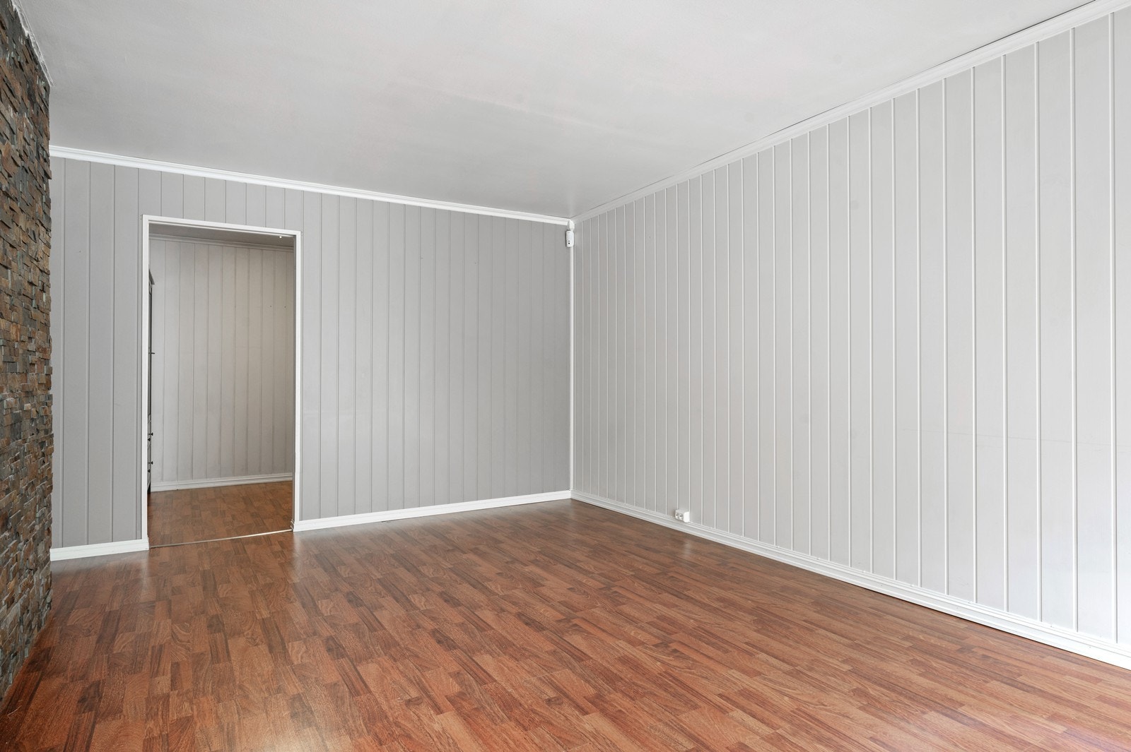 Rommet gir fleksibilitet for møblering av både sittegruppe og spiseplass. Galleribilde