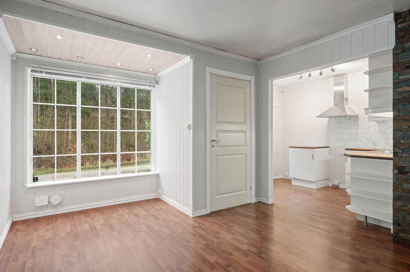 Den åpne løsningen skaper en god flyt mellom rommene. Galleribilde