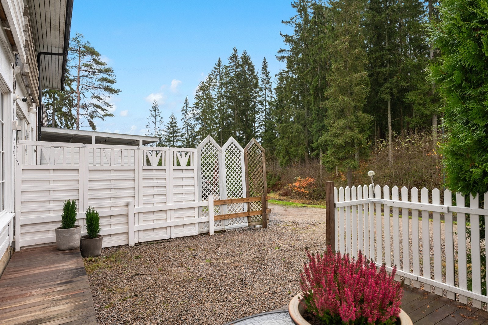 Uteplassen er skjermet og ligger vendt mot rolige omgivelser. Galleribilde