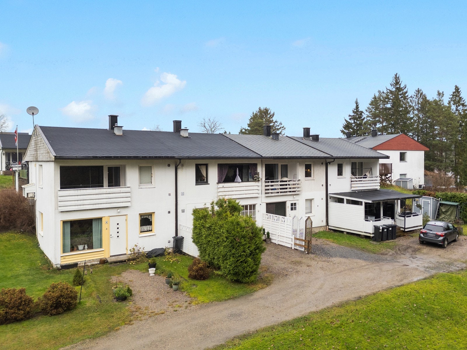 Eiendommen er en del av Sameie Apolloveien 25 A-H i et etablert og rolig boligområde. Galleribilde