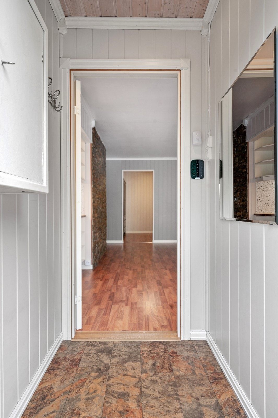 Praktisk vindfang med adkomst videre inn i boligen. Galleribilde