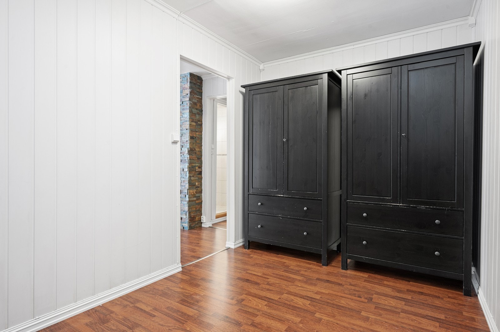 Sovealkove med god plass til dobbeltseng, nattbord og en garderobeløsning. Galleribilde