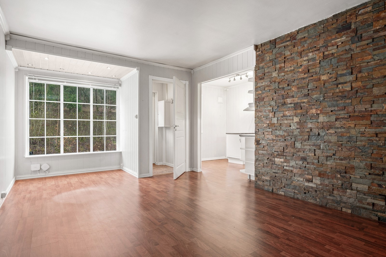 Leiligheten ligger i underetasjen i rekkehuset Galleribilde