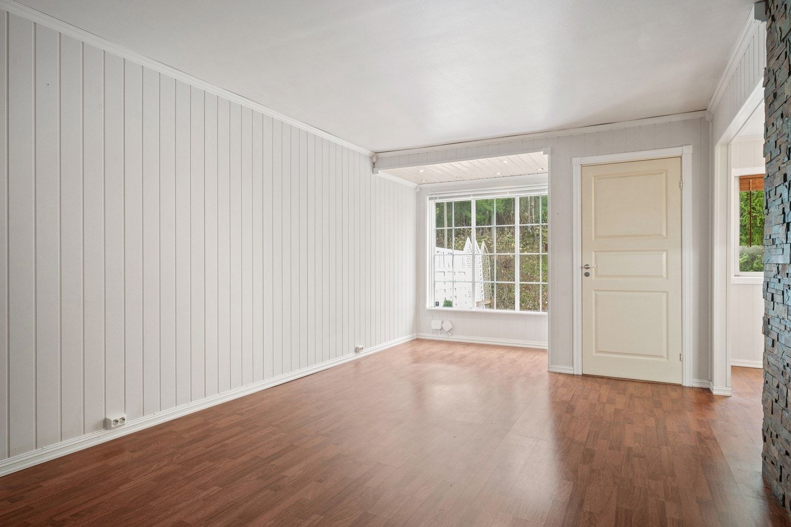 Stuen er lys og romslig, med et stort vindusparti som slipper inn dagslyset. Galleribilde