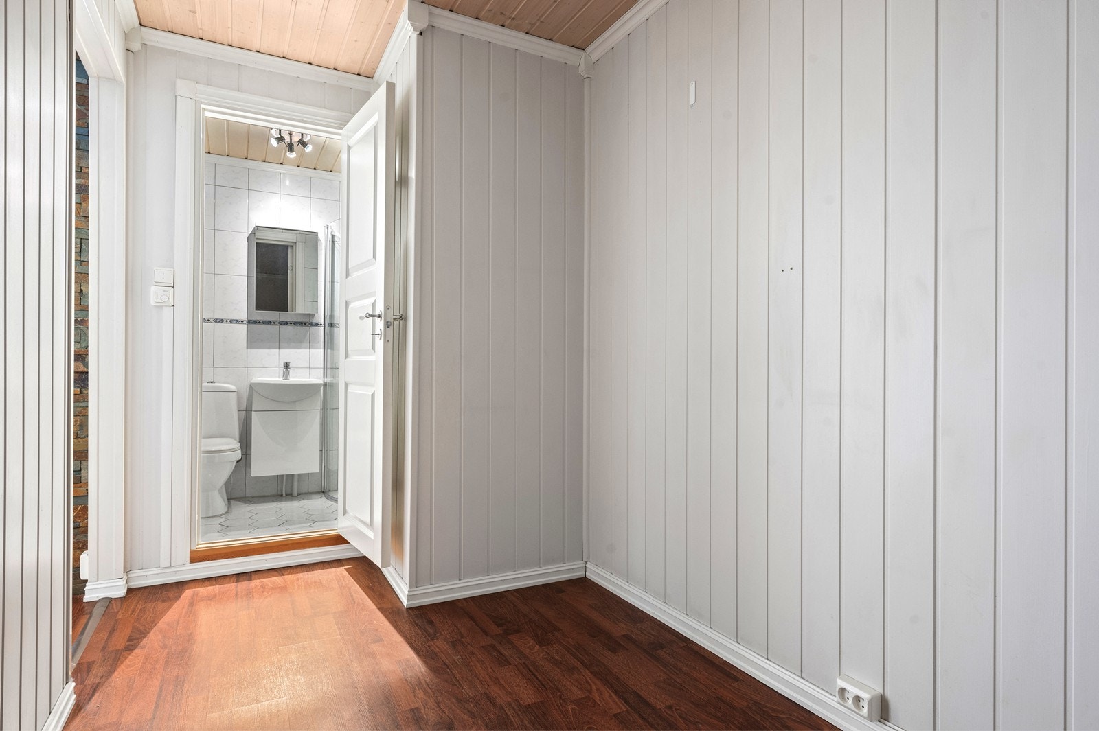 Fra det innerste rommet er det direkte adkomst til badet. Galleribilde