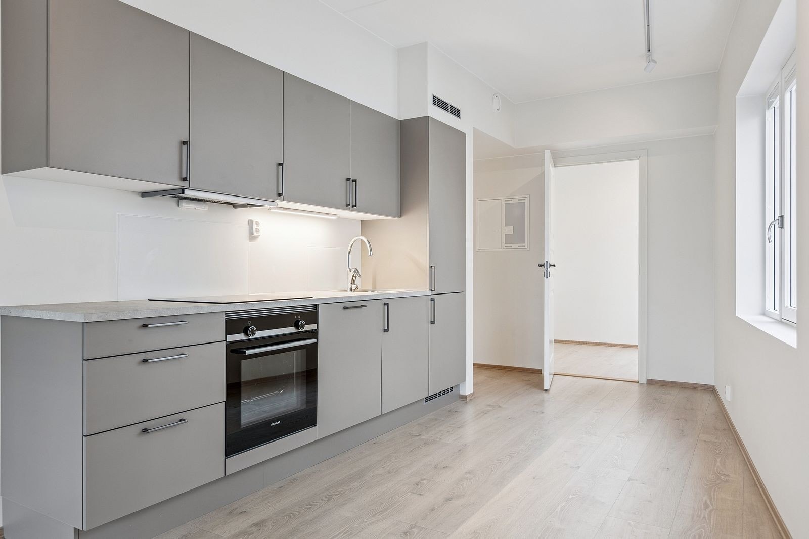 Kjøkken med god skal og benkeplass Galleribilde