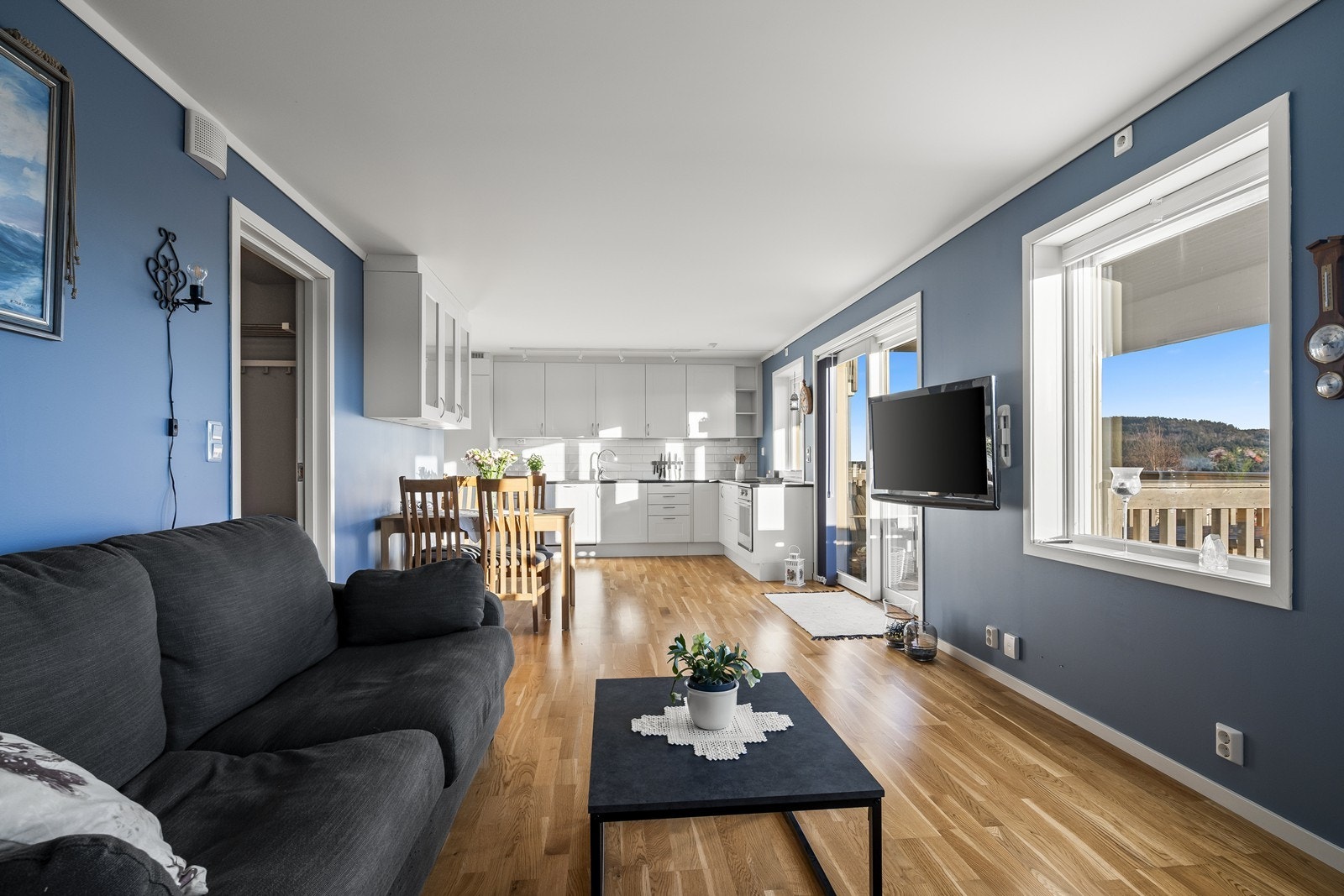 Fra stuen er det utgang til veranda og flott utsikt mot Hellefjorden. Galleribilde