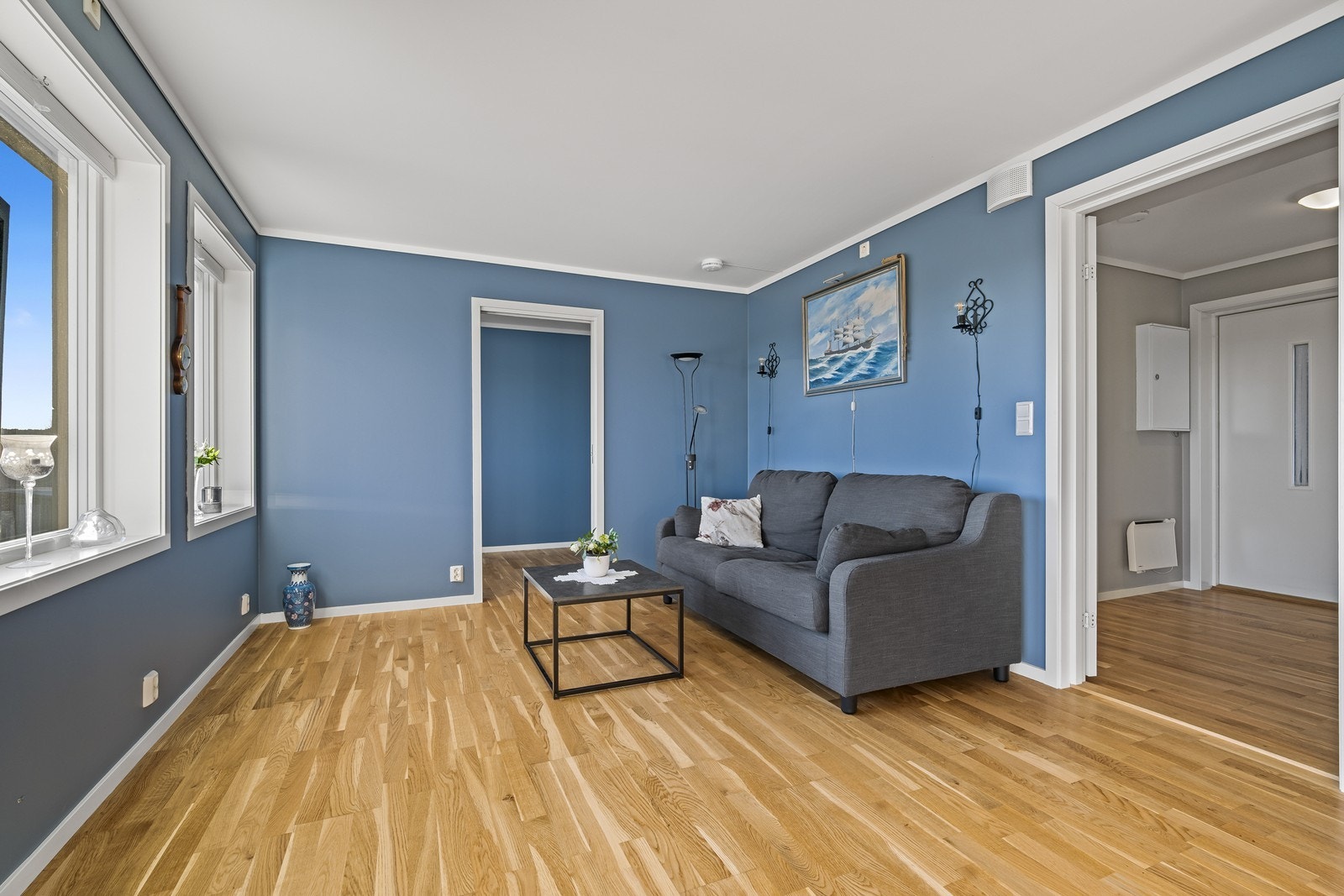 Stuen er pen og lys med åpen kjøkkenløsning. Her er det god plass til både sofagruppe og spisebord. Galleribilde