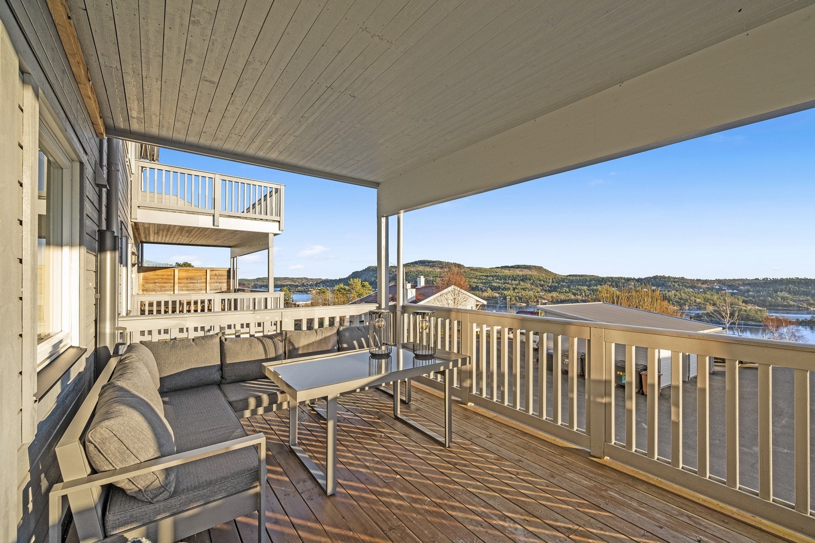 Veranda med flott utsikt mot Hellefjorden. Galleribilde