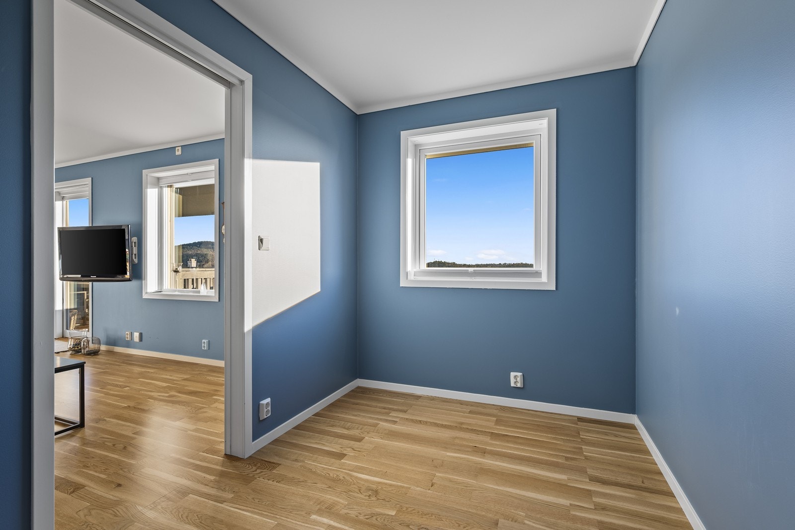 Det er to soverom i leiligheten, begge med parkettgulv. Det ene med adkomst fra gangen og det andre via skyvedør fra stuen. Galleribilde