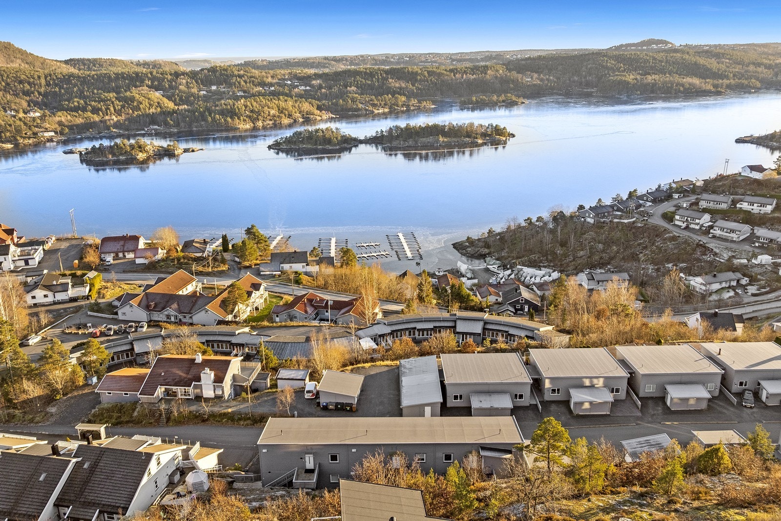 Fin, nyere 3-roms leilighet med sjøutsikt, garasje m/bod og veranda. Galleribilde