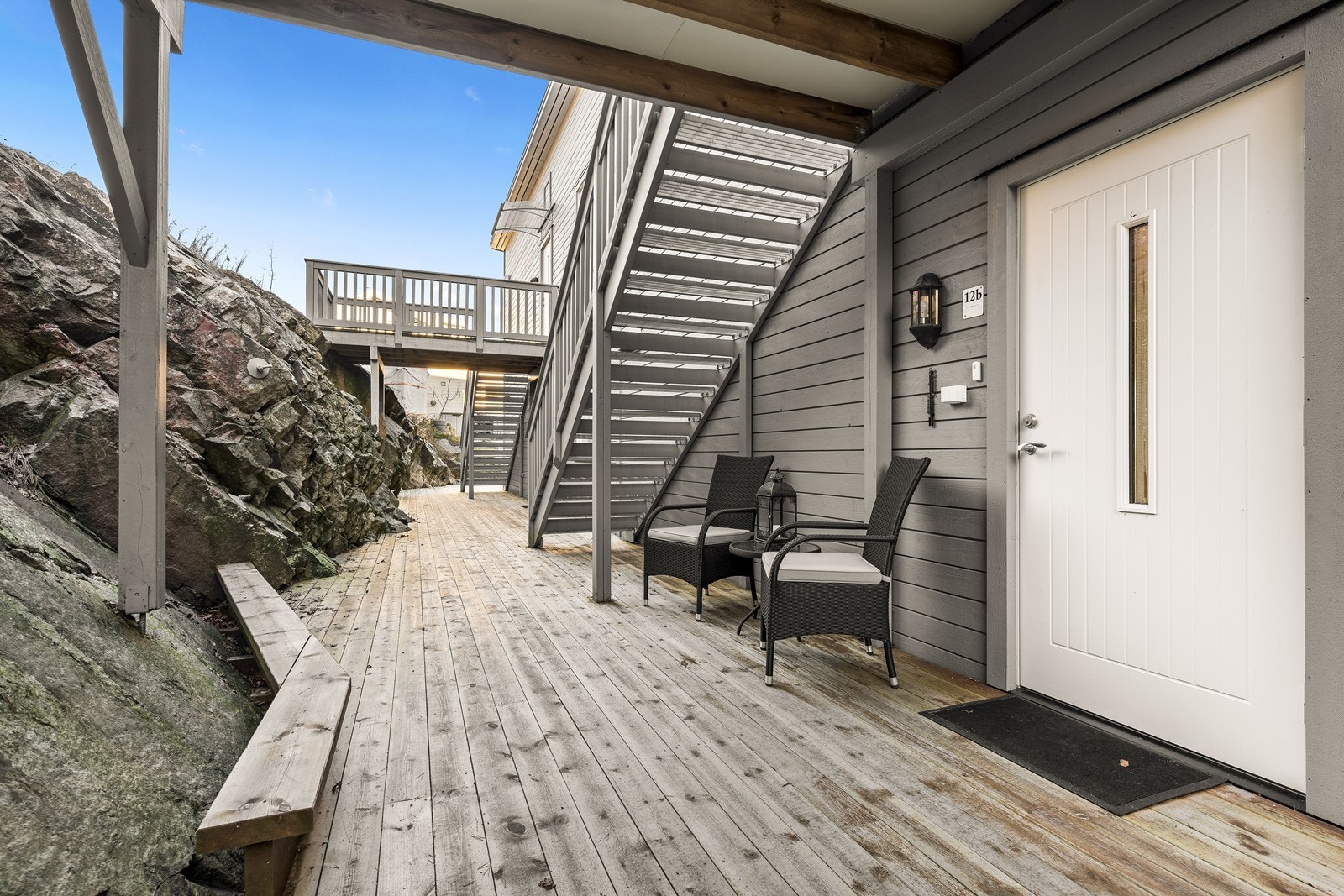 I tilknytning til inngangspartiet er det plass til et kafésett under en åpen, utvendig trapp som fører opp til leilighetene i andre etasje. Galleribilde