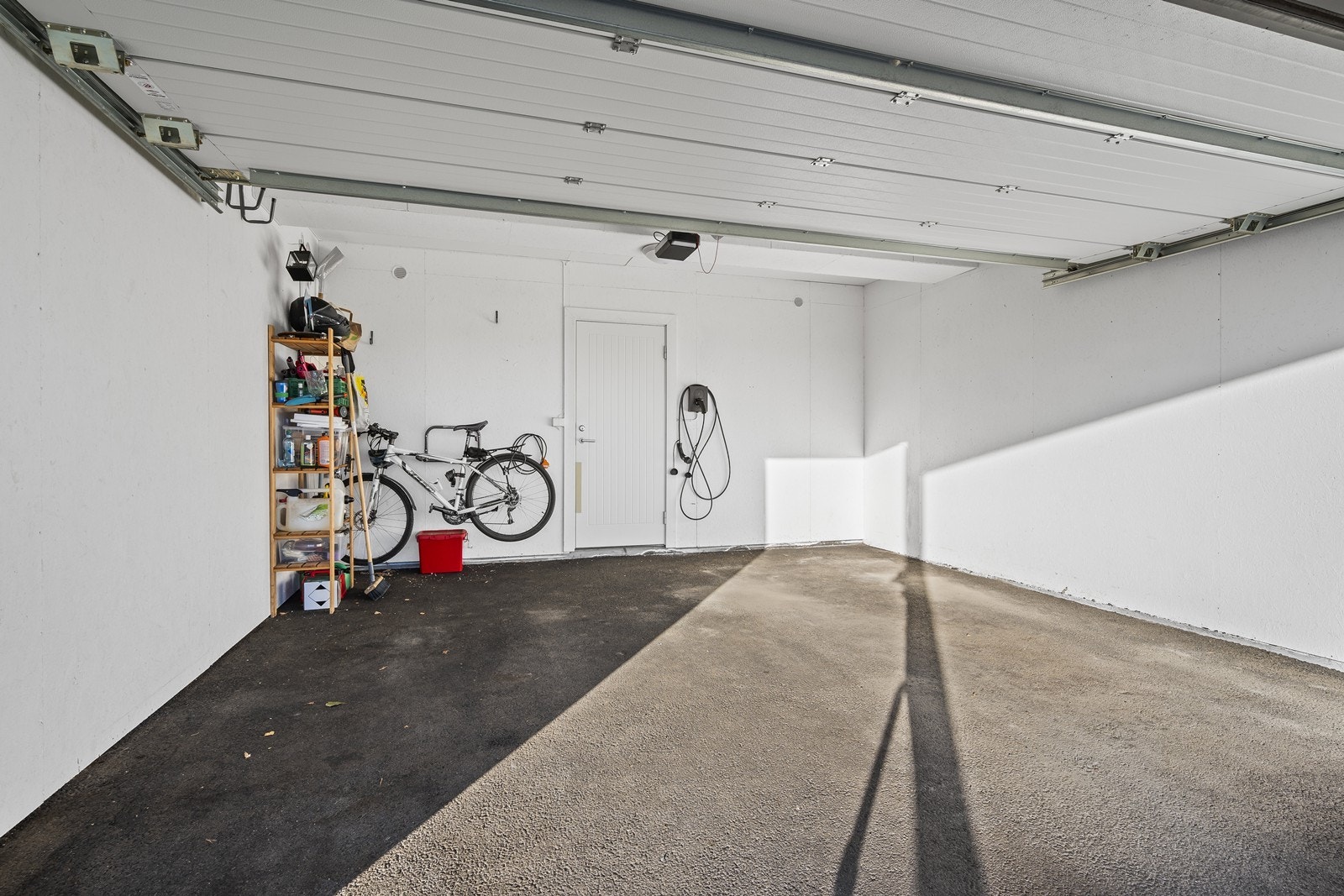 Dobbel garasje med automatisk portåpner. Garasjen har elbillader. Galleribilde
