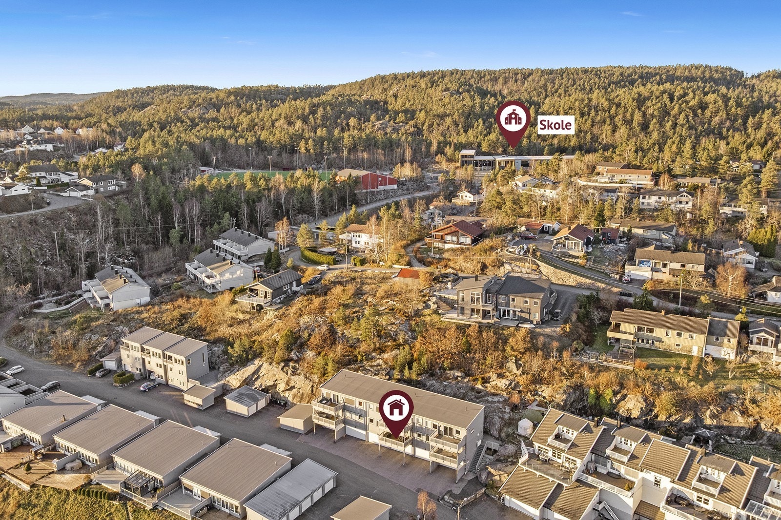 Fra eiendommen er det kun 5 min gange til Helle barneskole, og ca. 10 min til barnehage. Galleribilde