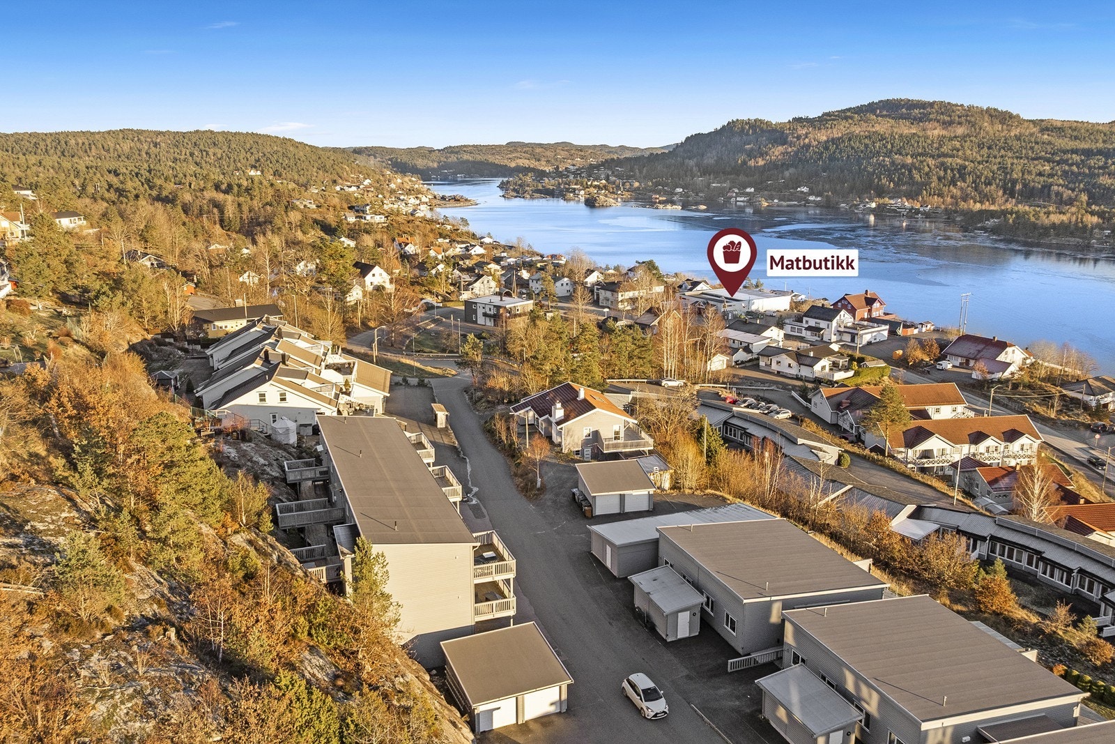 Kun 3-4 minutters gangavstand til dagligvareforretningen Coop Extra, herfra er det også bussforbindelser til Kragerø sentrum og Tangen bussterminal. Galleribilde