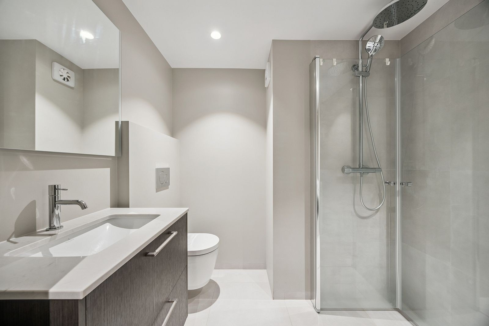 Delikat, moderne bad/Wc med vaskemaskin Galleribilde