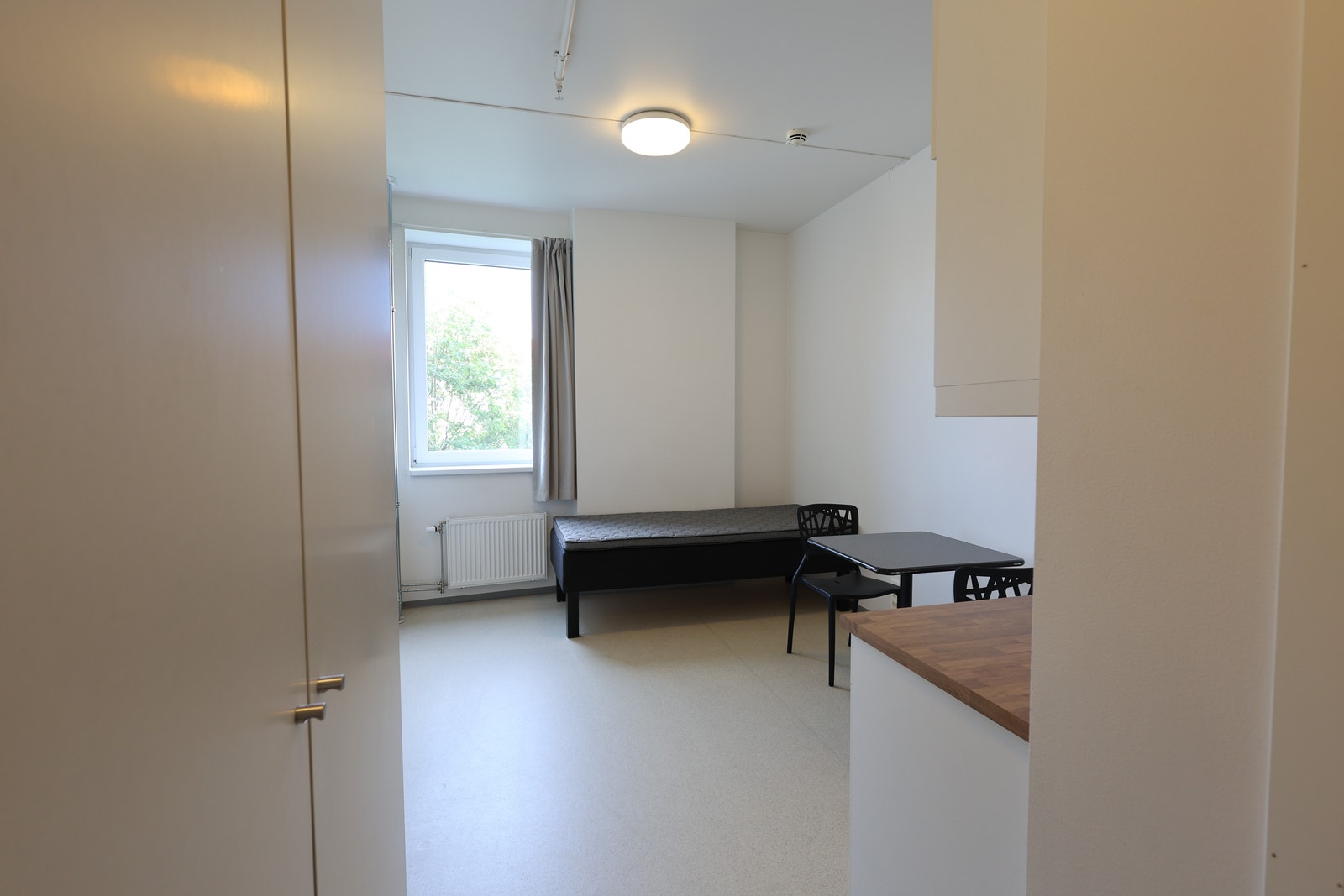 Seng, bord og to stoler følger med + gardiner. Galleribilde