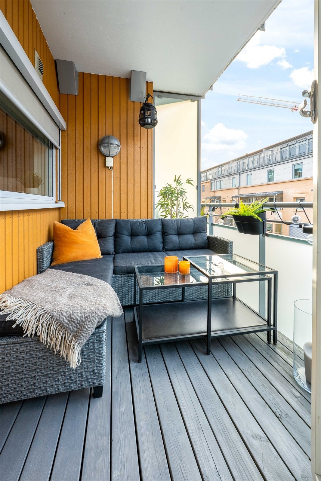 Nyt kveldssolen og den urbane utsikten fra balkongen. Galleribilde