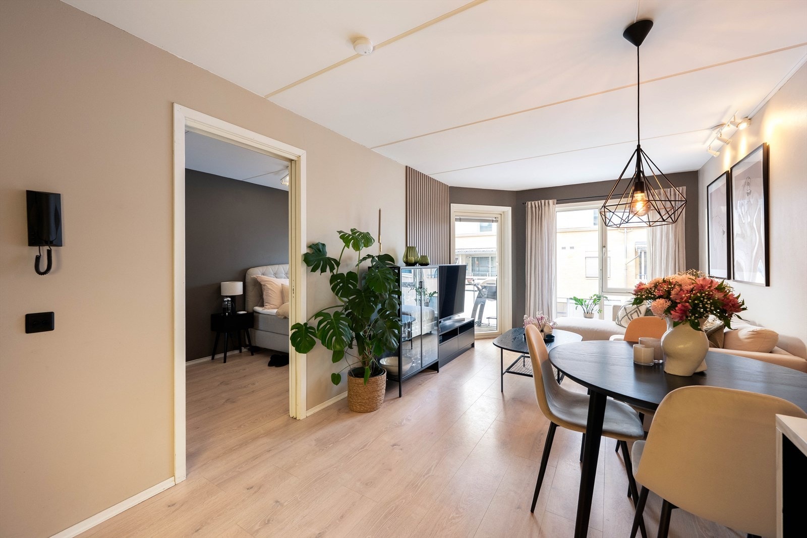 Balkongen i forlengelsen av stuen gir ekstra romfølelse og solrike dager. Galleribilde