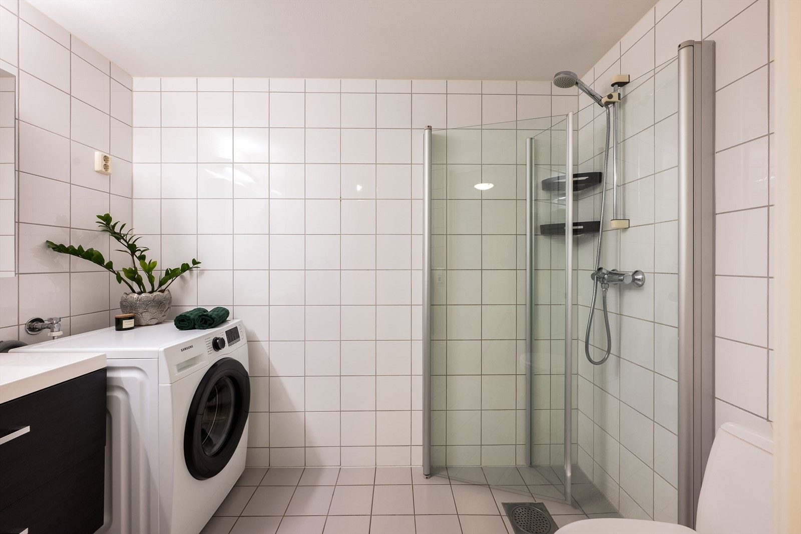 Nyere innredning med skuffer og servant - matcher kjøkkenets moderne stil. Galleribilde