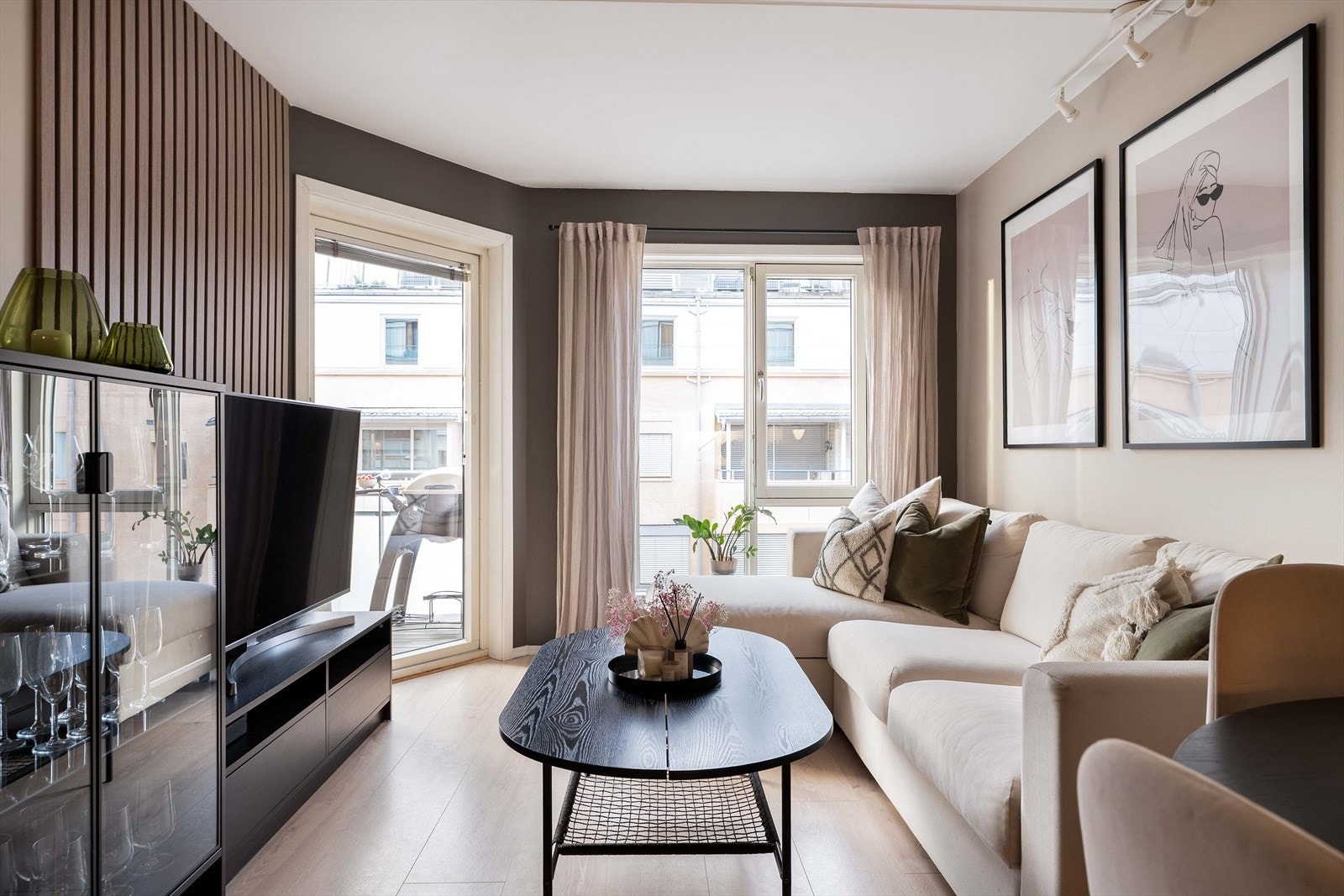 Velkommen til denne lekre 2-romsleiligheten - liggende i hjertet av Lillestrøm sentrum. Her får du en moderne leilighet med innflyttingsklar standard og mange ettertraktede kvaliteter! Galleribilde