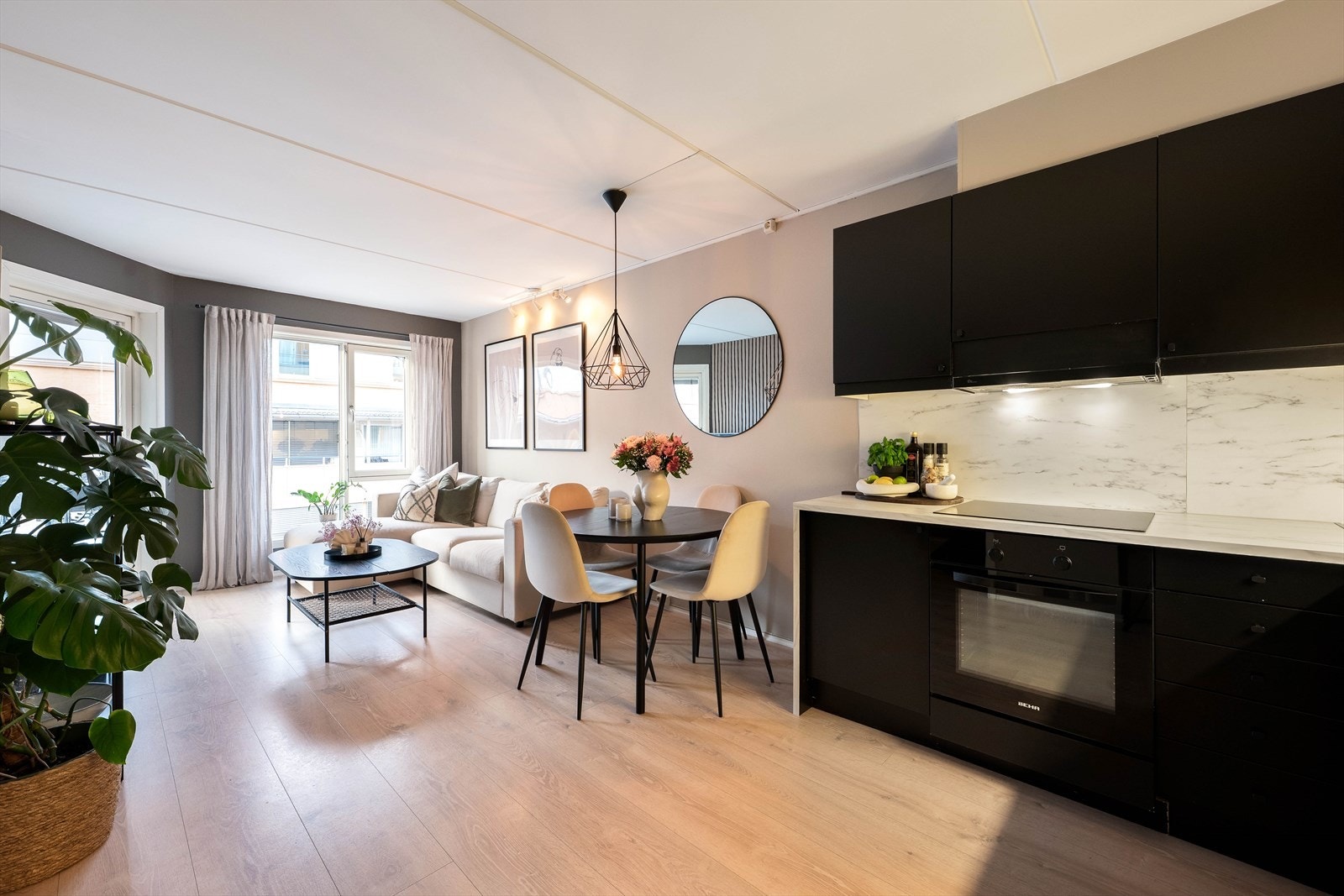 Leiligheten er fra 2007 og bærer god standard. Flere innbydende oppgraderinger er gjennomført de siste årene. Galleribilde