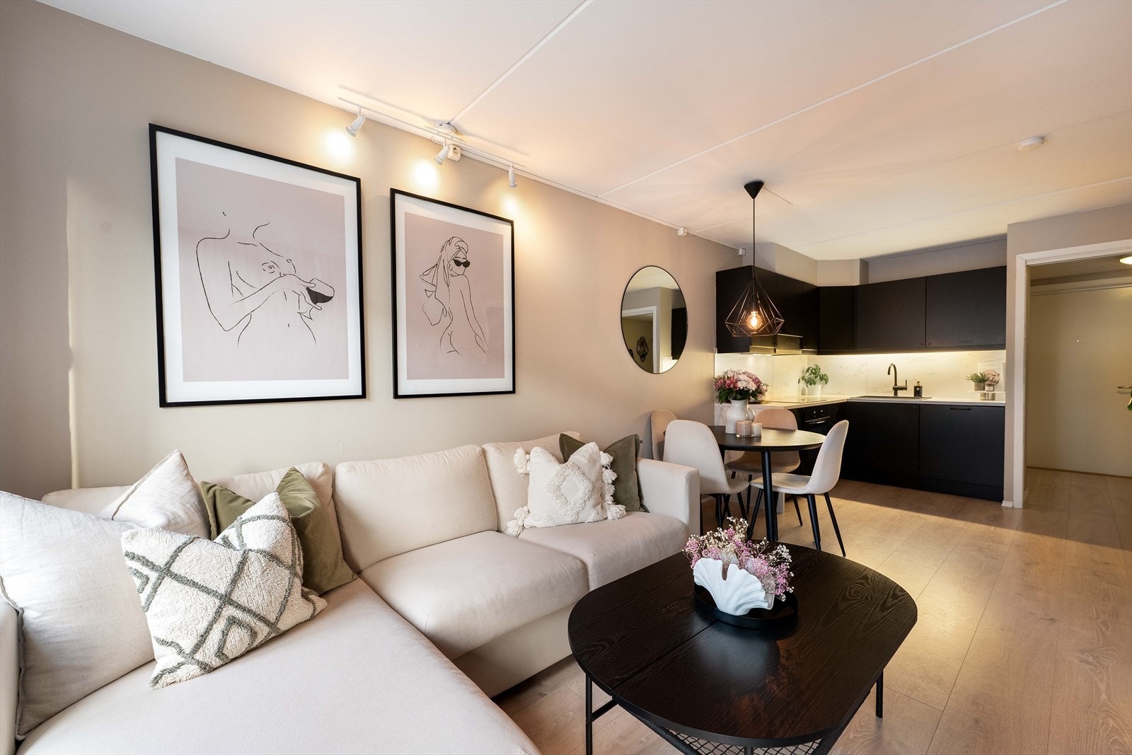 Lys og luftig stue med åpen løsning mot kjøkkenet. Galleribilde