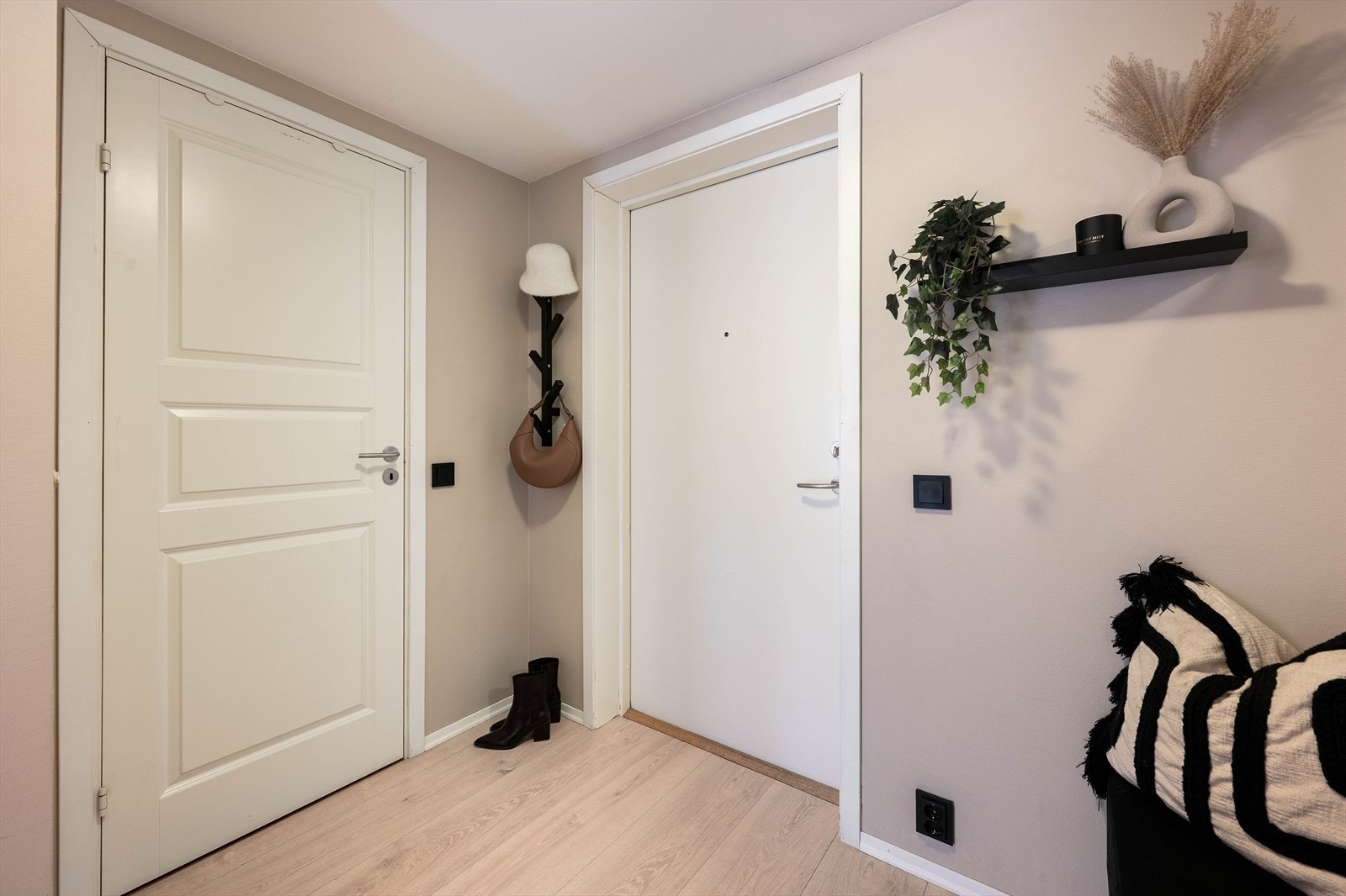 Praktisk gang med plass til å henge fra seg tøy. Galleribilde