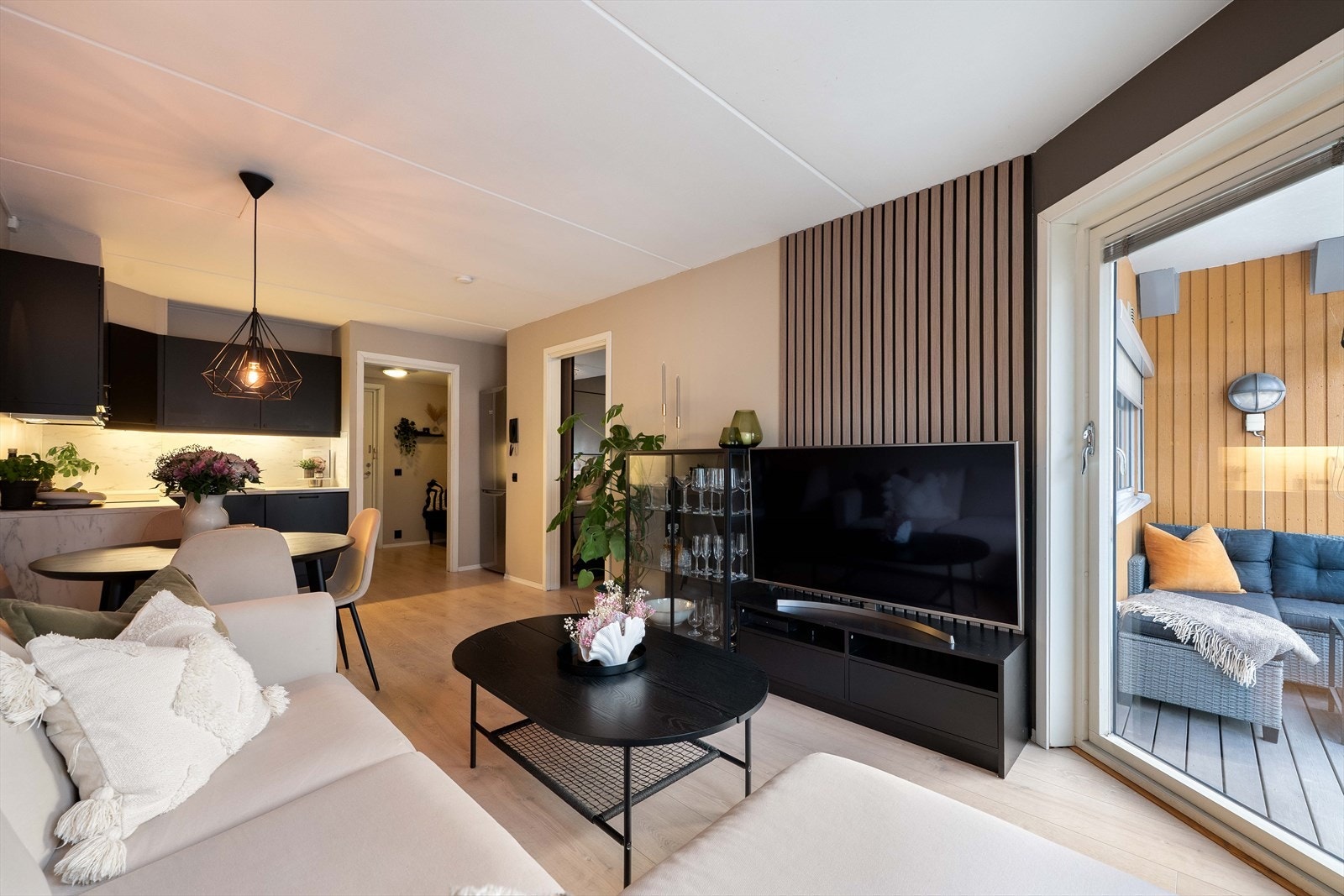 Stuen er malt i delikate toner og har dekorative spiler på veggen. Galleribilde